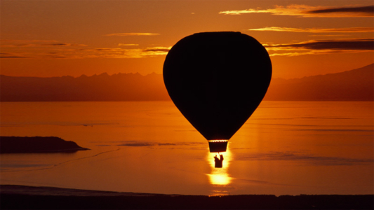 National Geographic Pomysł na miasto Sydney, Riding in a hot air balloon over water at sunset. (National Geographic Image Collection/Chris Johns)